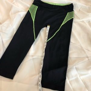 ✨FINAL MARKDOWN✨ Workout Capri Pants Size L